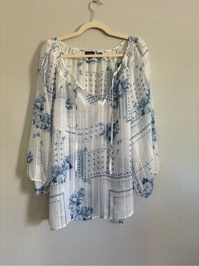 EUC Torrid White & Blue Floral Peasant Top